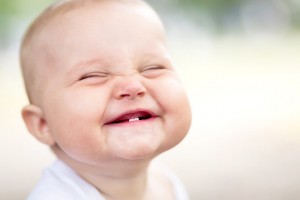 bebe-ojos-cerrados-sonriendo-un-diente